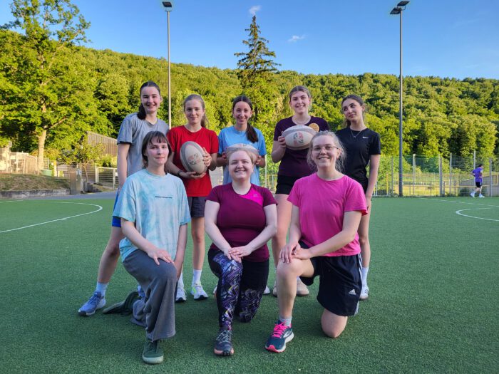 Rugby-Ladies und TV-Holz-Handballerinnen in gmeinsamen Training